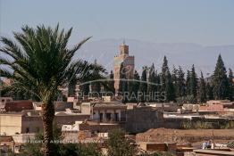 Image du Maroc Professionnelle de  Une vue des toits de la Médina de Marrakech la ville rouge prise de l'hotel la Mamounia. Au fond les la chaine de montagne les Jbilates, Mercredi 16 Mars 1994. (Photo / Abdeljalil Bounhar) 